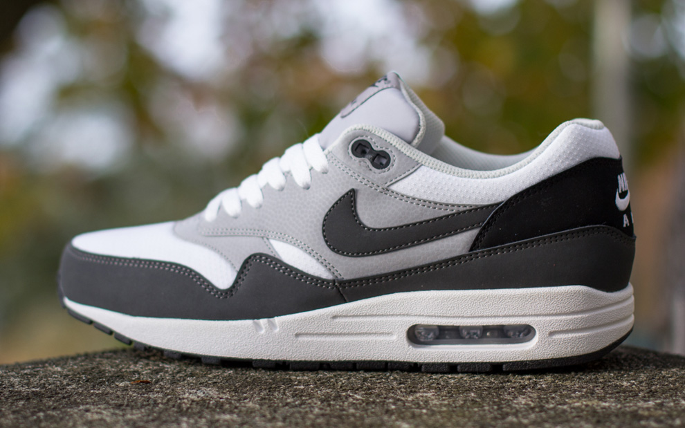 Аир макс 1. Nike Air Max 1 Grey. Nike Air Max 1 Wolf Grey. Nike Air Max 1 Black White. Nike Air Max 1 Wolf Grey White.