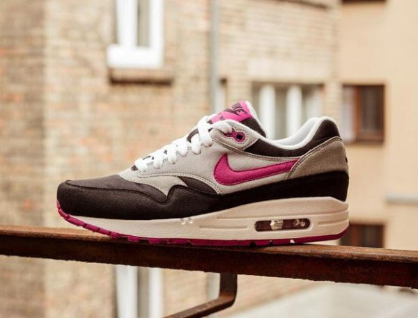 hot pink and black nike air max