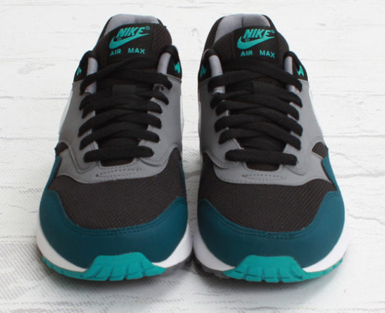 nike air black and turquoise