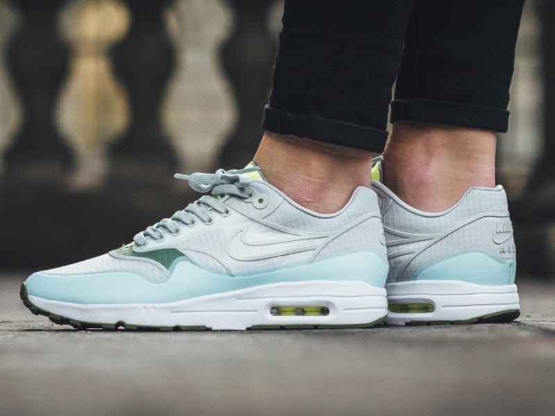 nike black and green air max